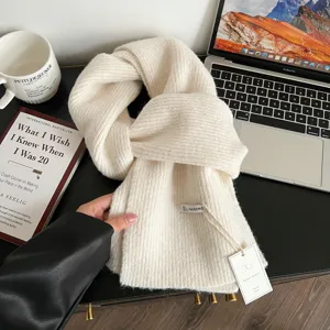 Detalle de bufanda de punto beige acogedora, accesorio cálido y suave para el invierno.