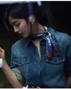 Foulard carré cachemire élégant associé à une chemise en jean pour femme, accessoire chic.