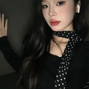 Élégant foulard étroit à pois noirs, ruban de cou long et polyvalent pour chemisiers féminins.