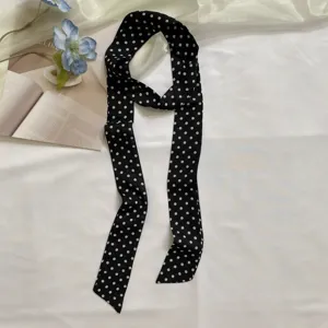 Écharpe étroite noire à pois blancs chic, ruban polyvalent élégant pour sacs, cheveux ou cou.