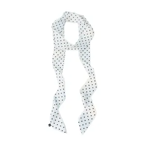 Gros plan détaillé sur ce foulard en soie blanc élégant doté de pois noirs classiques.