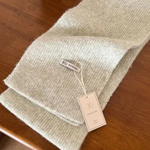 Bufanda de punto de mezcla de lana lisa, accesorio de moda de invierno cálido y acogedor.