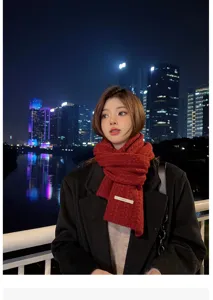Calda sciarpa invernale rossa da donna, spessa sciarpa in lana a tinta unita in stile coreano alla moda.