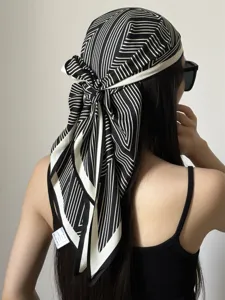 Schwarz-weisses geometrisches Kopftuch, stylisches quadratisches Tuch für Sommertrends.