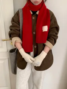 Détail d'écharpe en tricot d'hiver et veste polaire douillette, douce et chaude au quotidien.