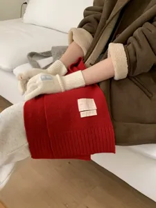 Écharpe en tricot rouge confortable et gants doux, parfaits pour l'hiver et un style élégant.