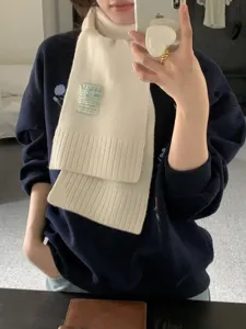Écharpe d'hiver confortable pour femme, écharpe en tricot blanc doux avec patch tendance.