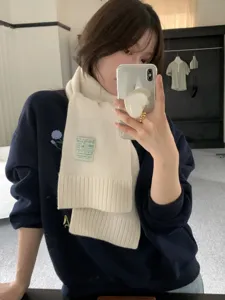 Écharpe en tricot blanc pour femme, écharpe d'hiver chaude et douce avec étiquette.