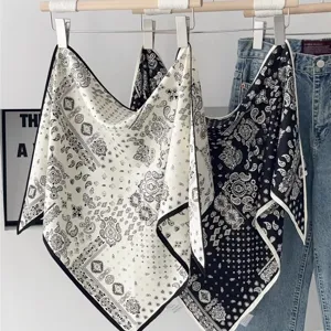 Schwarzes weißes Paisley Muster großes Dreieckstuch, schickes Sommer Mode Kopftuch.