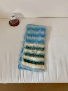 Flauschiger gestreifter Winterschal, weicher warmer Mohair-Halswärmer, blau-grüne Variante.