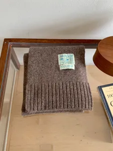 Écharpe d'hiver en tricot marron confortable avec étiquette, chauffe-cou chaud et décontracté.