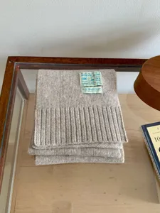Détail d'écharpe en tricot douillette, tour de cou chaud d'hiver avec élégante étiquette.