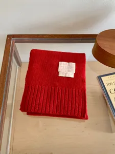 Écharpe d'hiver tricotée rouge douce chaude confortable détail texturé chauffe-cou accessoire