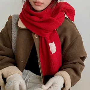 Écharpe en tricot d'hiver confortable pour femme, douce et chaude, style décontracté chic.