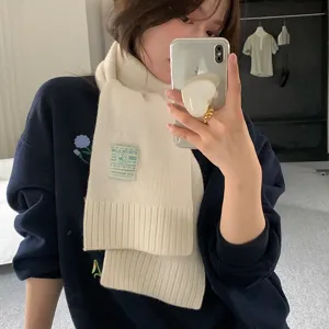 Écharpe tricotée douce et chaude pour l'hiver avec patch détail style quotidien vue principale