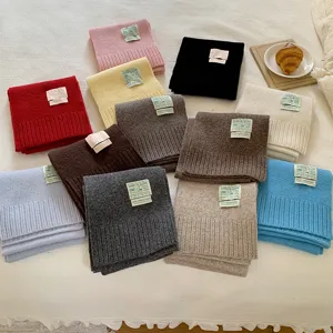 Écharpe d'hiver douillette en tricot doux de diverses couleurs pour un style chaleureux.