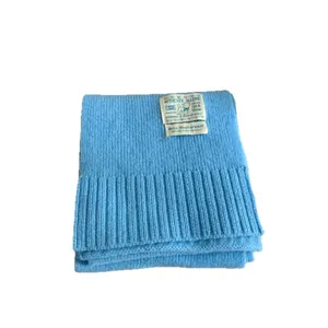 Écharpe d'hiver en tricot bleu lac douillette avec un patch stylé, douce et chaude au quotidien.