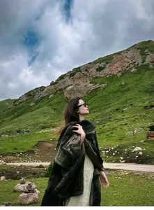 Vista detallada de un elegante poncho de otoño-invierno para viajes al aire libre.