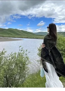 Mujer invierno viaje capa chal exterior paisaje poncho oscuro patrón cálido abrigo moda