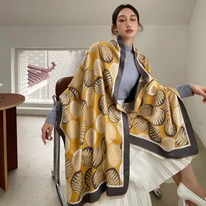 Vue detaillee d'une echarpe chale d'hiver jacquard jaune et grise pour femme.
