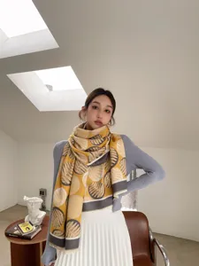Écharpe d'hiver épaisse en jacquard imitation cachemire, châle chaud et élégant pour femmes.