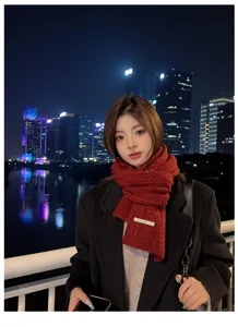 Morbida sciarpa rossa invernale da donna, in maglia spessa e calda, elegante accessorio.