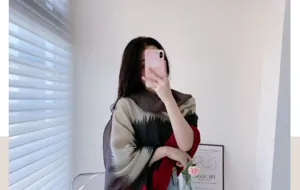 Gradient pleated scarf shawl worn by model, soft texture women fashion accessory winter warm.