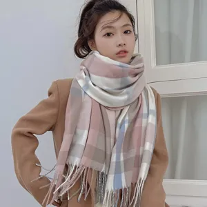 Sciarpa invernale a quadri da donna, design caldo e spesso con frange, in vista principale.