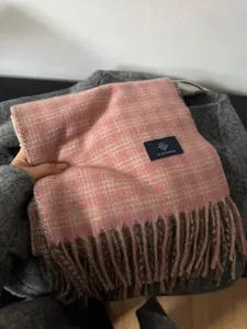 Écharpe d'hiver à carreaux rose pour femmes, design doux avec franges, tour de cou chaud et chic.
