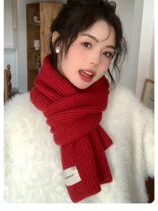Acogedora bufanda de punto acanalado rojo para mujer invierno cálido moda accesorio diario