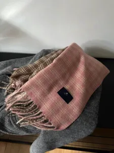 Vue detaillee d'une echarpe carree chaude pour femme avec franges et une etiquette.