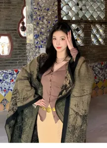 Mujer otoño invierno estilo étnico chal capa, envoltura de viaje cálida para moda.