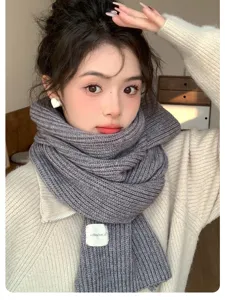 Acogedora bufanda de invierno de punto gris para mujer, cuello de lana cálido para días fríos.
