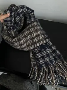 Écharpe à carreaux bleu et marron avec des franges douces, idéale pour l'hiver.