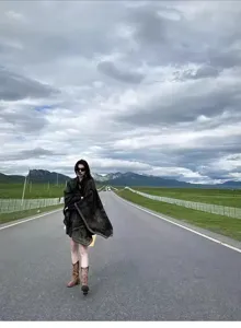 Elegante chal capa de viaje de otono invierno para mujer, ideal para fotos de paisajes.