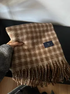 Écharpe d'hiver à carreaux marron pour femme, design chaud à franges double face avec étiquette.