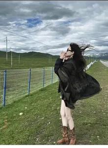 Vista detallada de un elegante chal capa de viaje, perfecto para viajes.