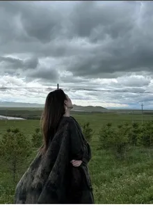 Vista detallada del chal para mujer, elegante capa oscura para viajes y uso al aire libre.