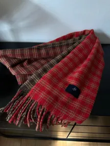 Écharpe d'hiver à carreaux rouge et marron confortable avec franges et tissu chaud.
