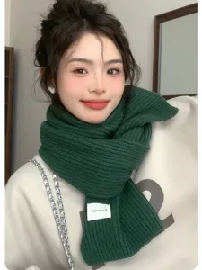 Elegante bufanda de punto verde oscuro para mujer en invierno, cuello acanalado y cálido.