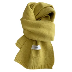 Écharpe tricotée d'hiver douillette pour femme, foulard chaud uni élégant et confortable.