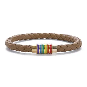 Primo piano del bracciale in ecopelle marrone intrecciata con chiusura magnetica.