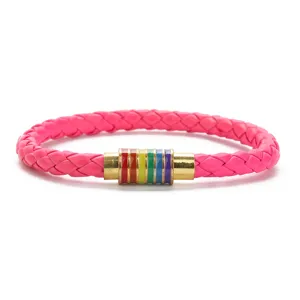 Primo piano del bracciale intrecciato in pelle PU con i dettagli della chiusura magnetica.