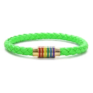 Primo piano dettagliato del bracciale in pelle PU intrecciata verde con chiusura magnetica.