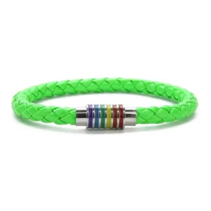 Vista dettagliata del bracciale in pelle PU intrecciata verde con elegante chiusura magnetica.
