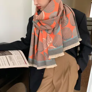 Vue de detail d'echarpe hiver femme en cachemire synthetique multicolore avec jacquard franges.