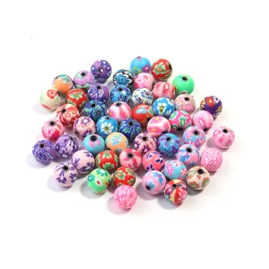 Vue détaillée de perles en argile polymère colorées à motifs floraux pour bracelets DIY.