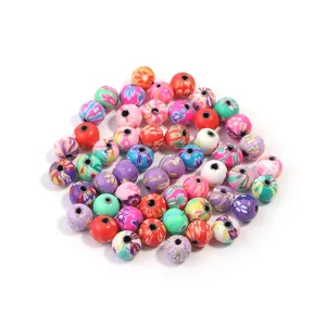 Detail en gros plan de perles en pate polymere colorees avec de jolis motifs floraux.