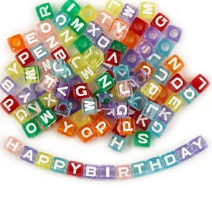 Perles de lettres carrees en acrylique colore, perles alphabet transparentes pour diy deco.