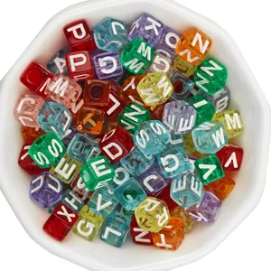 Perles carrees en acrylique colorees avec de grands trous pour la fabrication de bijoux et de bracelets.